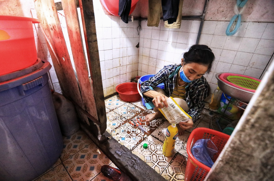 Chị Hương hằng ngày vẫn sinh hoạt, giặt giũ, bếp núc trong căn hộ nửa nhà nửa gỗ này. (Ảnh: Thành Đạt/TTXVN)