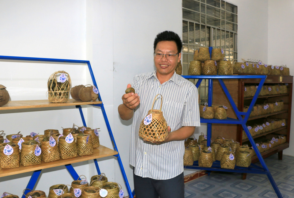 Sản phẩm ốc gác bếp được đựng trong những chiếc giỏ tre, trông khá ấn tượng. (Ảnh: Nhựt An/TTXVN)