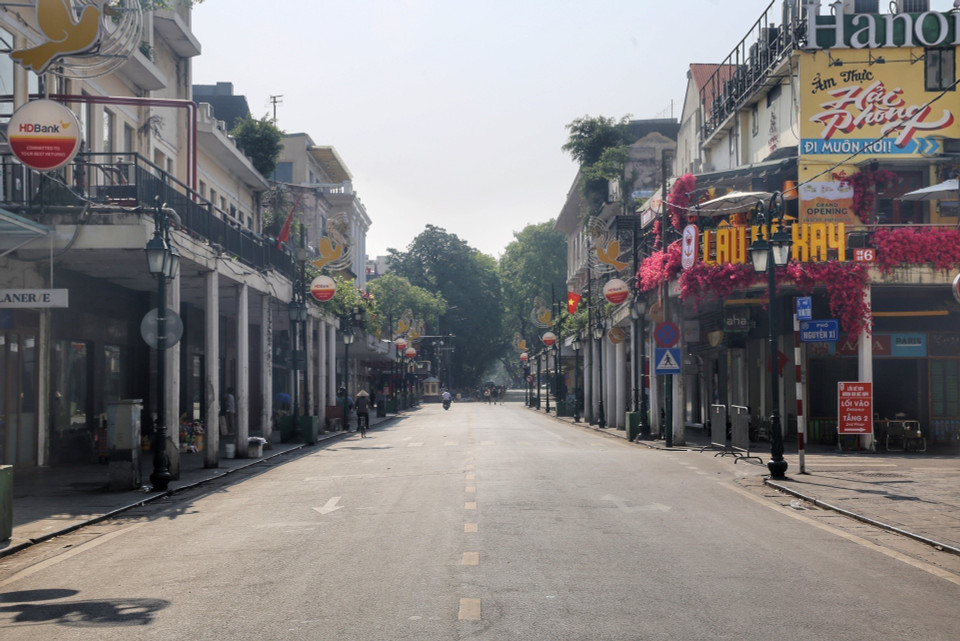 Phố Tràng Tiền vắng không một bóng người vào chiều thứ 7-hoàn toàn trái ngược với vẻ nhộn nhịp các thứ 7 trước (ảnh chụp lúc 15h02). (Ảnh: Tuấn Đức/TTXVN)