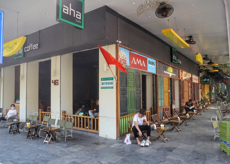 Khu vực vỉa hè ở quán càphê trên phố Nguyễn Xí vắng khách (ảnh chụp lúc 15h04). (Ảnh: Tuấn Đức/TTXVN)