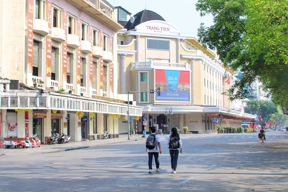 Dù đã sang chiều, nhưng khu vực phố đi bộ Hồ Hoàn Kiếm vẫn rất vắng vẻ (ảnh chụp lúc 15h11). (Ảnh: Tuấn Đức/TTXVN)