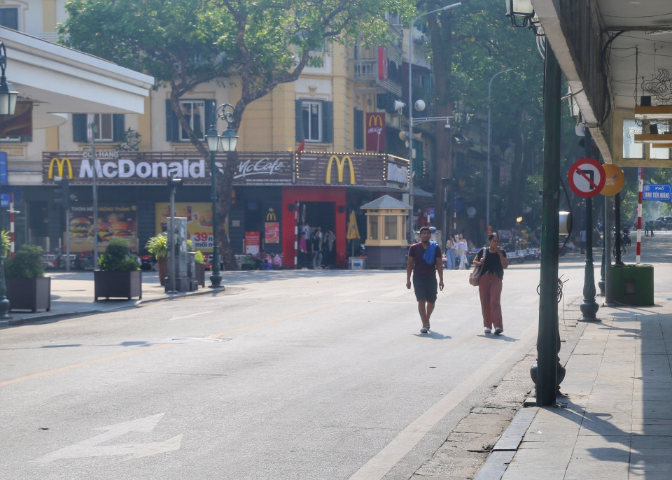 Khu vực phố đi bộ Hồ Hoàn Kiếm hầu như chỉ có vài khách đi ngang qua (ảnh chụp lúc 15h05). (Ảnh: Tuấn Đức/TTXVN)