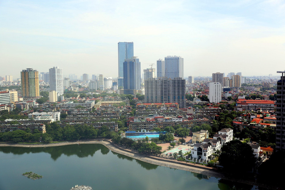 Những khối nhà cao tầng đan xen với các khu tập thể xây dựng từ những năm 1970, 1980. (Ảnh: Ngọc Hà/TTXVN)