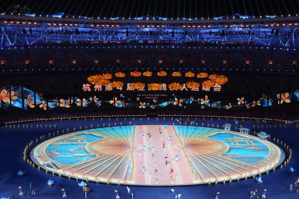 Các nghệ sỹ biểu diễn tại lễ bế mạc Asian Para Games 2023 ở Hàng Châu, Trung Quốc tối 28/10/2023. (Ảnh: THX/TTXVN)