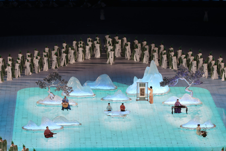 Các nghệ sỹ biểu diễn tại lễ bế mạc Asian Para Games 2023 ở Hàng Châu, Trung Quốc tối 28/10/2023.(Ảnh: THX/TTXVN)