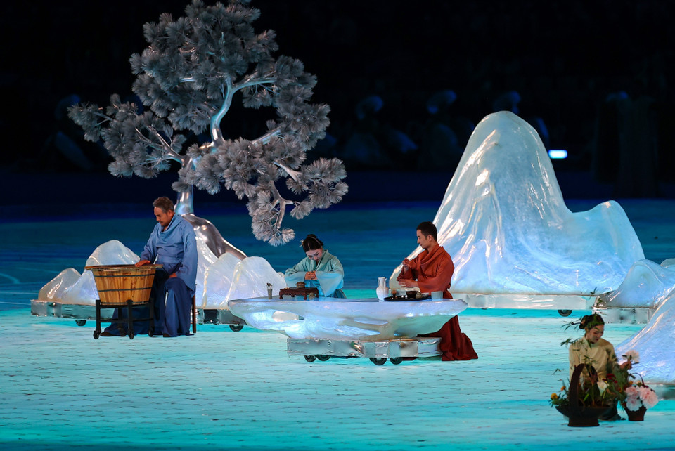 Các nghệ sỹ biểu diễn tại lễ bế mạc Asian Para Games 2023 ở Hàng Châu, Trung Quốc tối 28/10/2023. (Ảnh: THX/TTXVN)