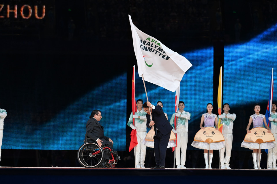 Lễ bàn giao cờ của Ủy ban Thể thao Người khuyết tật châu Á tại lễ bế mạc Asian Para Games 2023 ở Hàng Châu, Trung Quốc tối 28/10/2023. (Ảnh: THX/TTXVN)