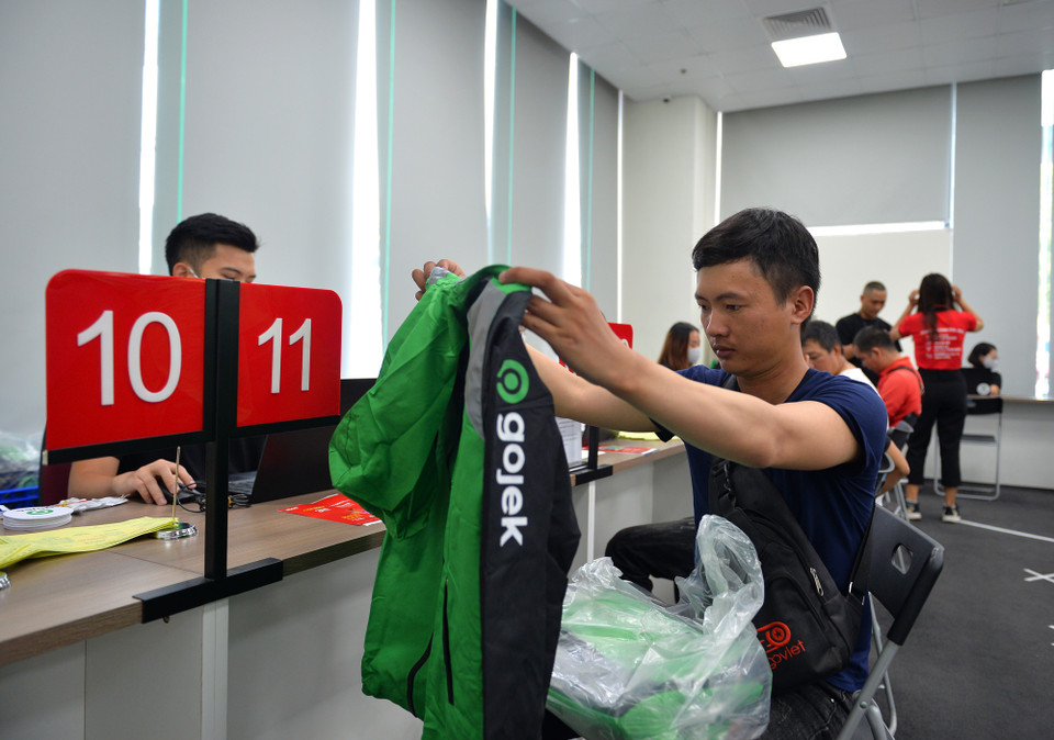 Theo anh Nguyễn Hoàng Linh, Giám đốc văn phòng Gojek tại Hà Nội, ngoài thay đổi đồng phục, đồ trang bị cho các đối tác tài xế thì phần mềm tương tác với khách hàng cũng được cải thiện để mọi người dễ dàng sử dụng. (Ảnh: PV/Vietnam+)