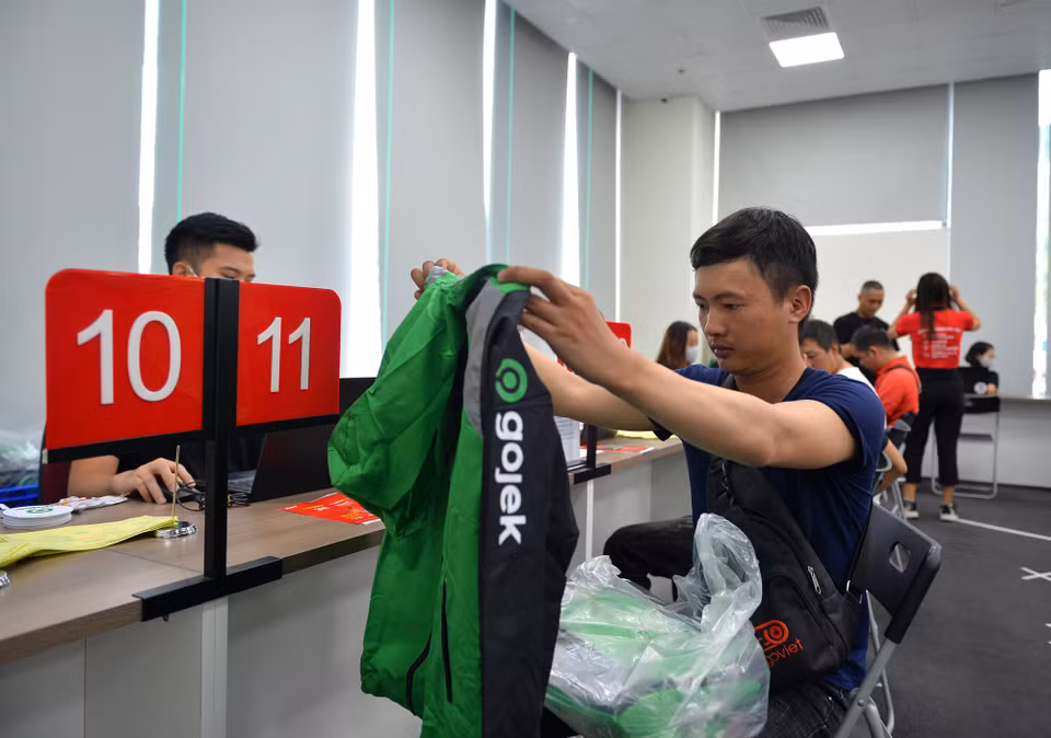 Theo anh Nguyễn Hoàng Linh, Giám đốc văn phòng Gojek tại Hà Nội, ngoài thay đổi đồng phục, đồ trang bị cho các đối tác tài xế thì phần mềm tương tác với khách hàng cũng được cải thiện để mọi người dễ dàng sử dụng. (Ảnh: PV/Vietnam+)