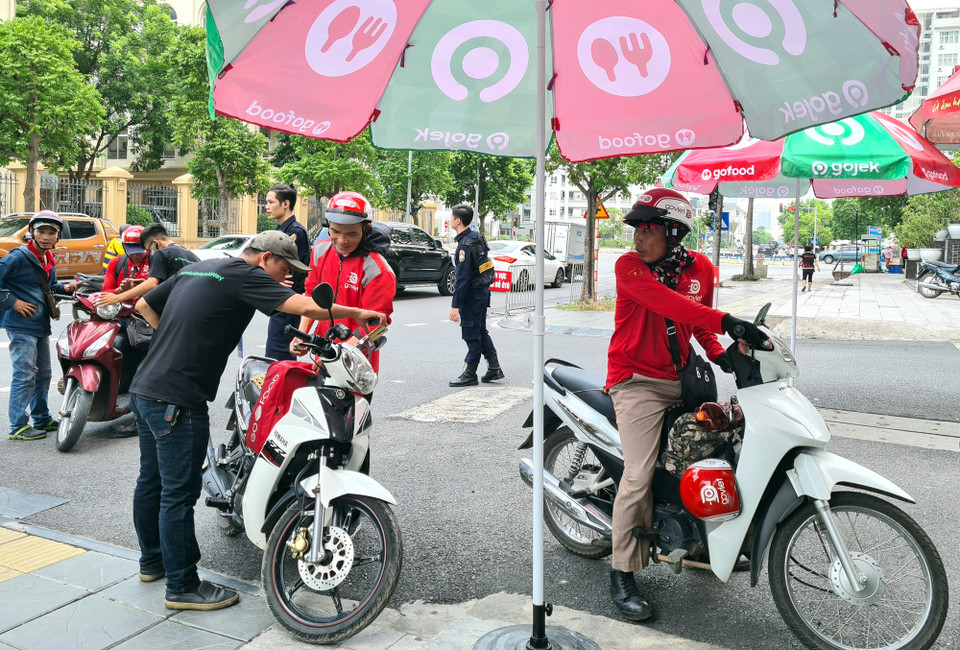 Với lực lượng tài xế đông đảo lên đến hàng chục nghìn người, văn phòng Hà Nội đã mất nhiều ngày để thiết kế quy trình và diễn tập trong suốt một tuần vừa qua để đảm bảo đối tác tài xế được phục vụ một cách thuận tiện và nhanh gọn nhất. (Ảnh: PV/Vietnam+)