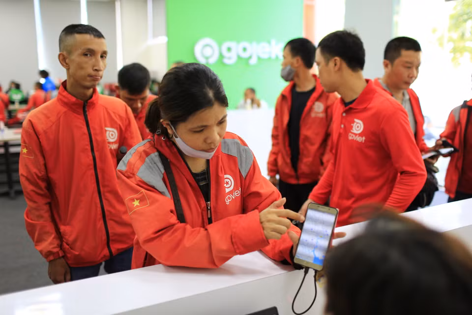 Ngay từ cửa vào, nhiều người bất ngờ với sự thay đổi diện mạo của thương hiệu và sự đón tiếp của nhân viên. (Ảnh: PV/Vietnam+)