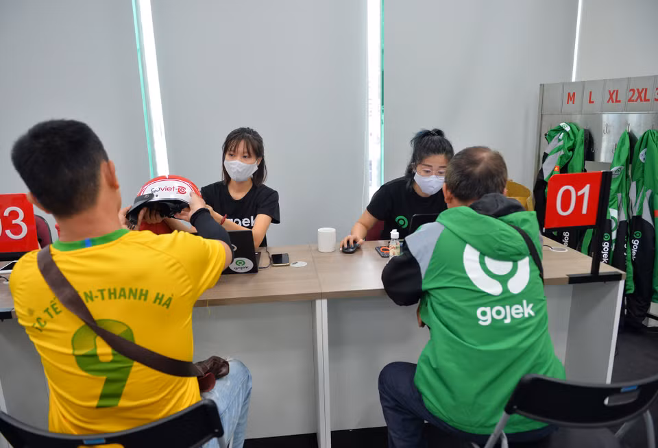 Lần đổi trang phục này khá lớn nên các đối tác tài xế công nghệ được sắp xếp để chia ca tới nhận đồ từ giờ đến cuối tháng 8/2020. (Ảnh: PV/Vietnam+)