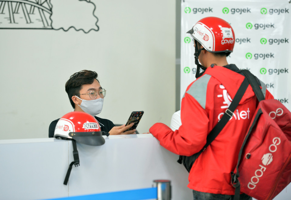 Theo quy trình, các đối tác tài xế sẽ được xác nhận thông tin thư mời qua tin nhắn để lần lượt vào đăng kí và nhận đồ. (Ảnh: PV/Vietnam+)