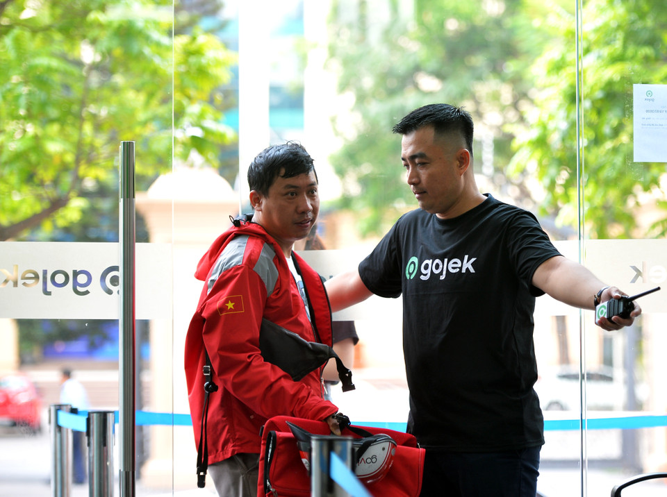 Với mỗi đối tác tài xế tới đổi trang bị, họ chỉ mất khoảng 6 phút cho toàn bộ chu trình từ lúc vào cửa cho tới lúc ra về. (Ảnh: PV/Vietnam+)