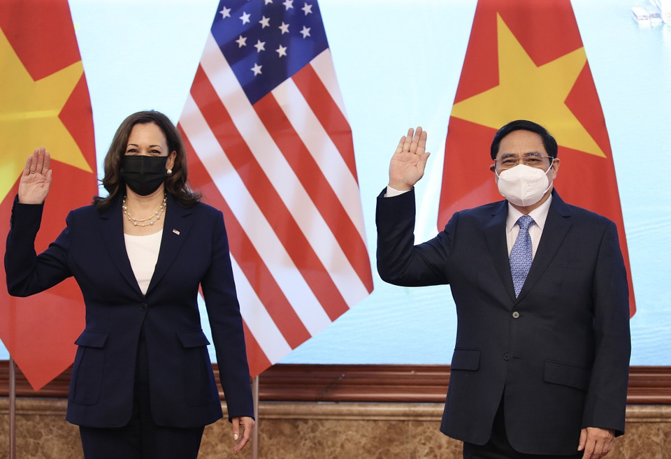 Thủ tướng Phạm Minh Chính đón Phó Tổng thống Hoa Kỳ Kamala Harris. (Ảnh: Dương Giang/TTXVN)