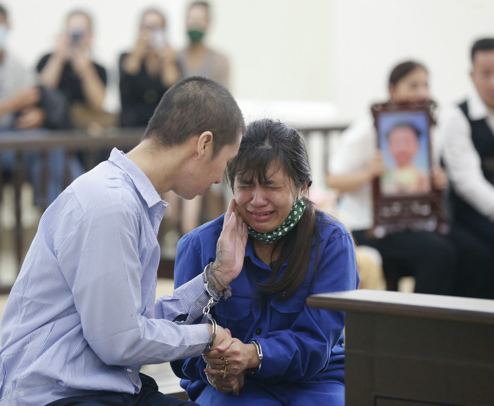 Bị cáo Nguyễn Thị Lan Anh bật khóc tại buổi tuyên án. (Ảnh: Doãn Tấn/TTXVN)