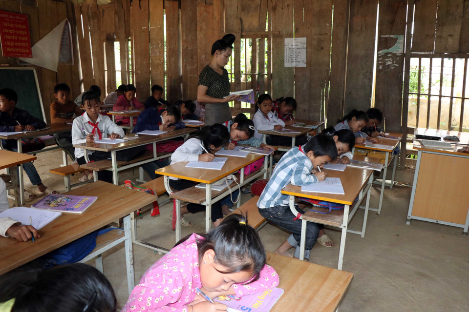 Giờ học của cô và trò trong phòng học tạm bằng gỗ tại một điểm trường của trường Phổ thông Dân tộc bán trú Tiểu học xã Mường Lạn, huyện Sốp Cộp (Sơn La). (Ảnh: Hữu Quyết/TTXVN)