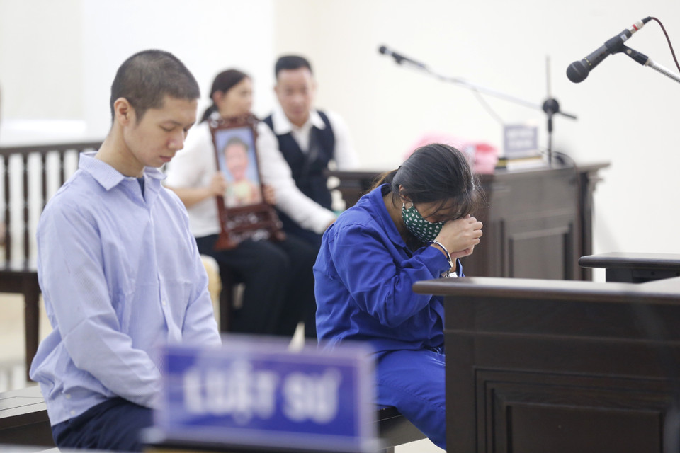 Bị cáo Nguyễn Minh Tuấn và vợ là Nguyễn Thị Lan Anh tại buổi tuyên án. (Ảnh: Doãn Tấn/TTXVN)