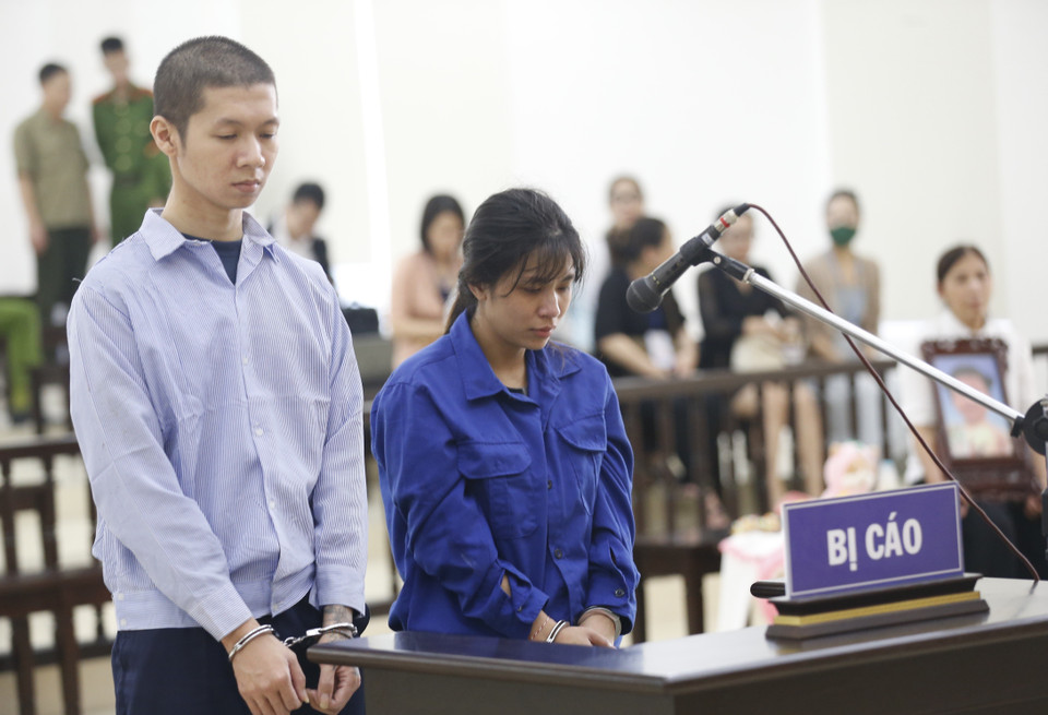 Bị cáo Nguyễn Minh Tuấn và vợ là Nguyễn Thị Lan Anh tại buổi tuyên án. (Ảnh: Doãn Tấn/TTXVN)