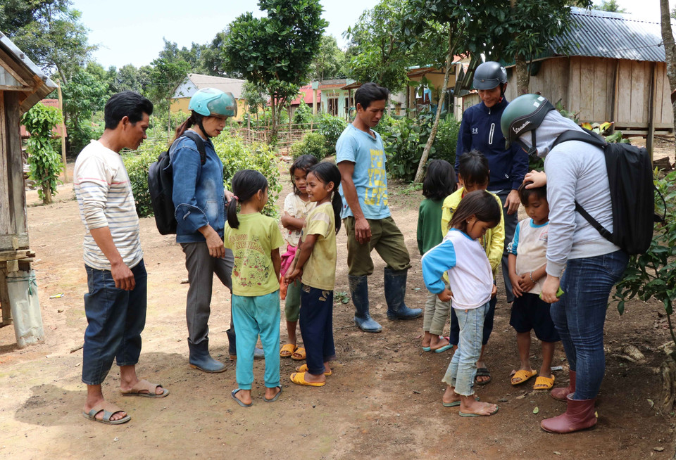 Giáo viên điểm trường Đê Kôn thuộc trường tiểu học Hra số 2 (xã Hra, huyện Mang Yang, Gia Lai) về làng Đê Kôn vận động học sinh ra lớp trước ngày khai giảng (4/9/2020). (Ảnh: Hồng Điệp/TTXVN)