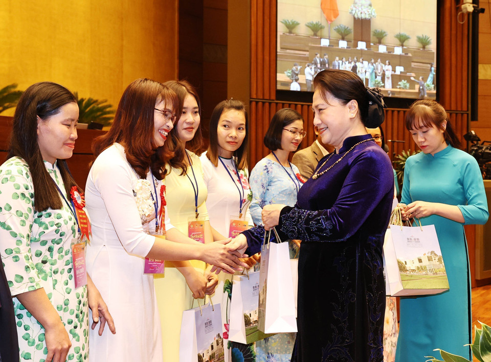 Chủ tịch Quốc hội Nguyễn Thị Kim Ngân tặng quà các giáo viên, nhà quản lý giáo dục tiêu biểu tại buổi gặp mặt các giáo viên, nhà quản lý giáo dục tiêu biểu toàn quốc (15/11/2020). (Ảnh: Trọng Đức/TTXVN)