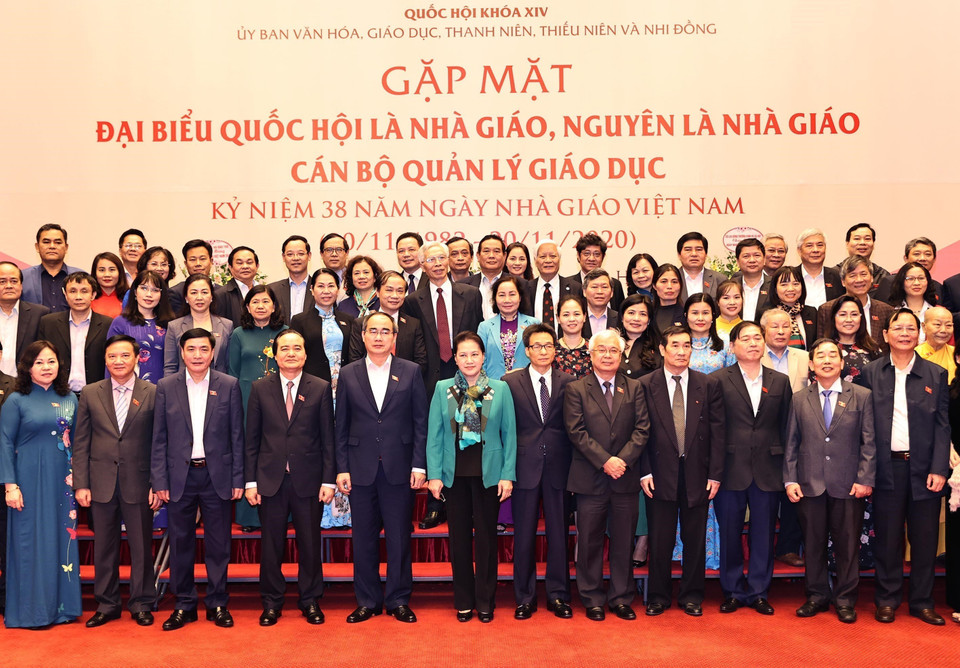 Chủ tịch Quốc hội Nguyễn Thị Kim Ngân và các đại biểu dự gặp mặt đại biểu Quốc hội là giáo viên, nguyên là nhà giáo, cán bộ quản lý giáo dục do Ủy ban Văn hóa, Giáo dục Thanh niên, Thiếu niên và Nhi đồng của Quốc hội tổ chức (16/11/2020). (Ảnh: Trọng Đức/TTXVN)