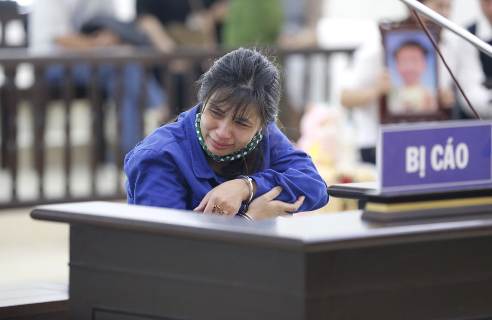 Bị cáo Nguyễn Thị Lan Anh bật khóc tại buổi tuyên án. (Ảnh: Doãn Tấn/TTXVN)