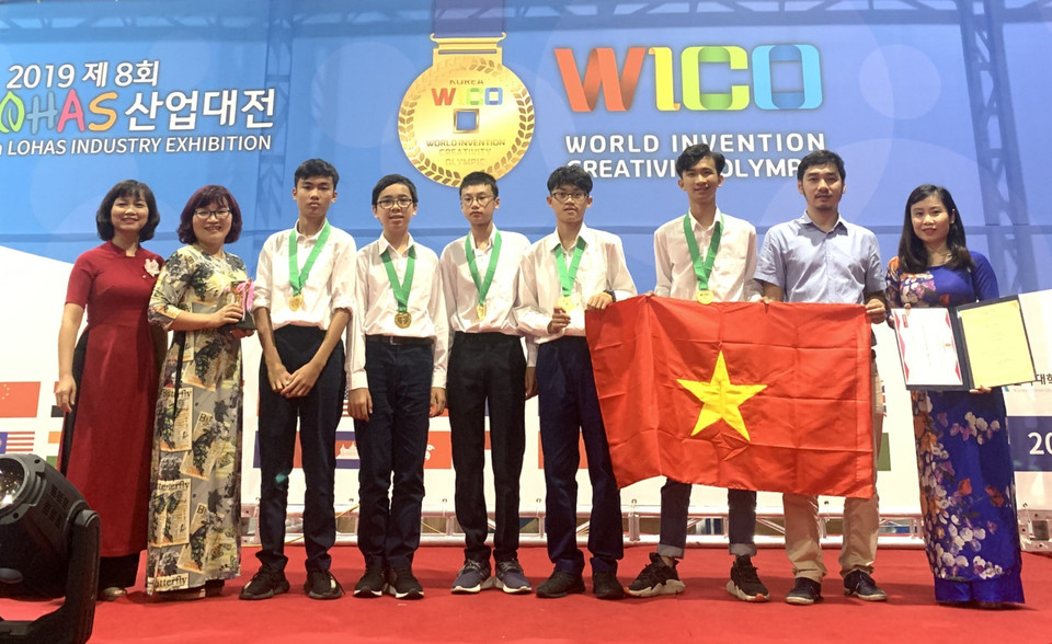 Giáo viên và học sinh của Đoàn học sinh Hà Nội tham dự Cuộc thi Olympic Phát minh và Sáng chế thế giới (WICO) năm 2019. Đoàn đã giành 2 Huy chương Vàng tại Cuộc thi. (Ảnh: TTXVN phát)
