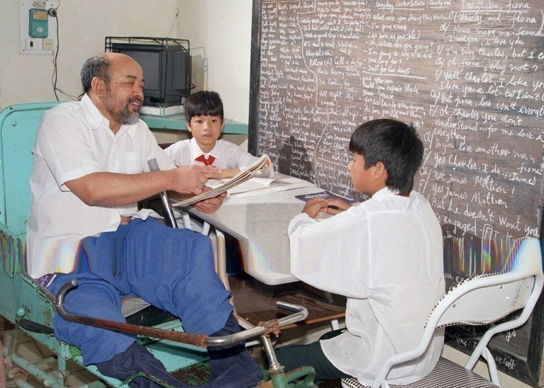 Thương binh hạng 1/4 Trịnh Minh điều trị tại Khu điều dưỡng thương binh nặng Thuận Thành (tỉnh Bắc Ninh), hằng ngày dạy tiếng Anh cho học sinh trong vùng. (Ảnh: Kim Hùng/TTXVN)