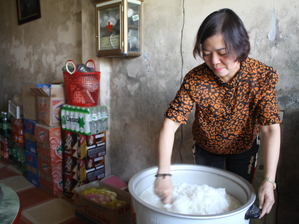 Thấu hiểu được sự khó khăn của những học sinh nghèo phải đi học xa nhà, 6 năm qua cô giáo Nguyễn Thị Hạnh Nguyên, giáo viên Trường Tiểu học xã Thạch Bình, huyện miền núi Nho Quan, tỉnh Ninh Bình đã bỏ kinh phí để nấu ăn phục vụ cơm trưa miễn phí cho hàng chục em học sinh. (Ảnh: Hải Yến/TTXVN)