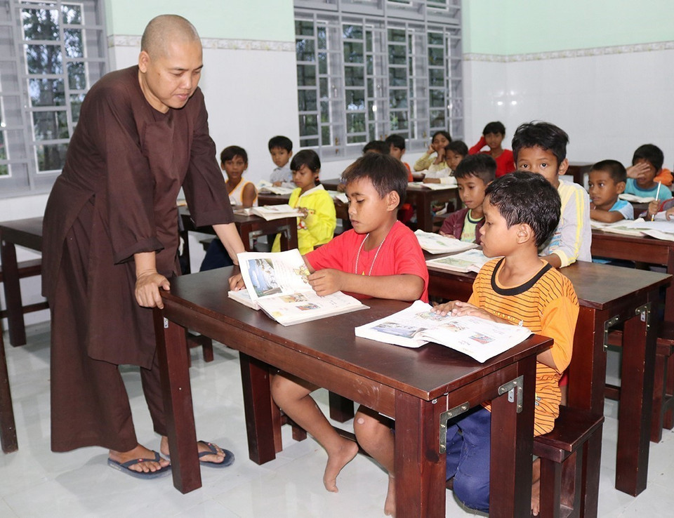 17 năm qua, lớp học tình thương do sư cô Thích Nữ Đức Thịnh, trụ trì chùa Long Cát (xã Công Hải, huyện Thuận Bắc, tỉnh Ninh Thuận) mở ra đã giúp hàng trăm học sinh nghèo đồng bào Raglai ở địa phương học chữ, củng cố kiến thức. (Ảnh: Nguyễn Thành/TTXVN)