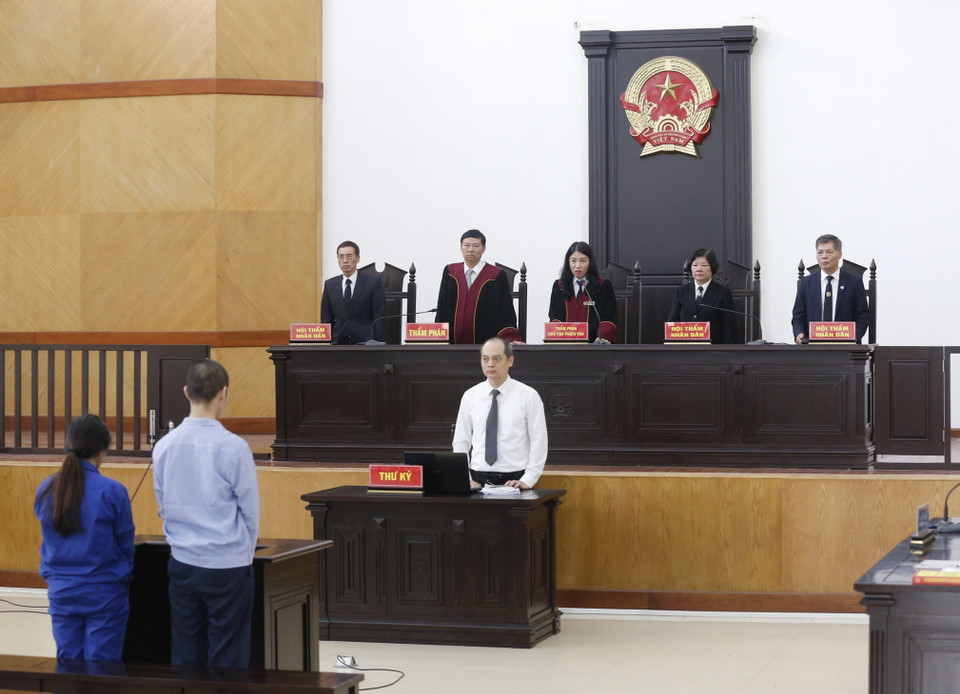 Hội đồng xét xử tuyên án 2 bị cáo. (Ảnh: Doãn Tấn/TTXVN)