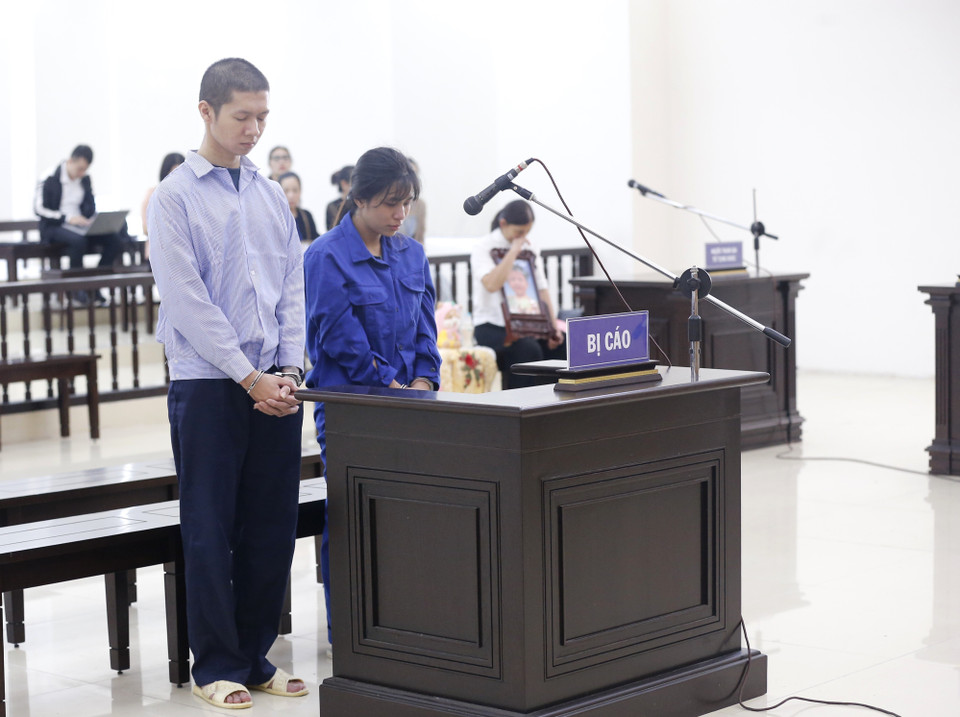 Bị cáo Nguyễn Minh Tuấn và vợ là Nguyễn Thị Lan Anh tại buổi tuyên án. (Ảnh: Doãn Tấn/TTXVN)