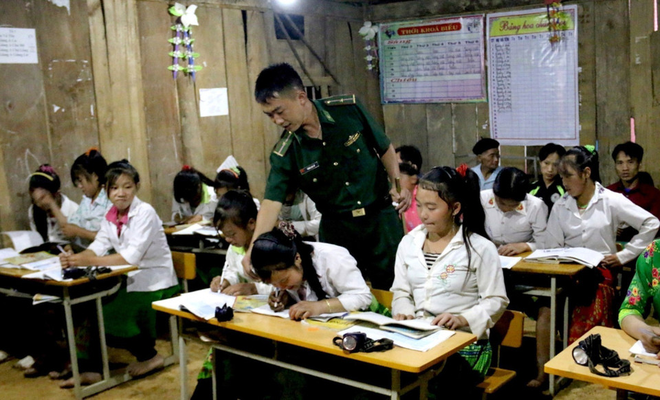 Người thầy giáo mang quân hàm xanh, Thiếu úy Vàng Lao Lừ, Đồn Biên phòng Mường Lạn, huyện Sốp Cộp, tỉnh Sơn La đã đưa con chữ tới bản vùng cao xa xôi Co Muông, xã Mường Lạn để dạy cho học sinh nơi đây. Sau một năm học, 100% học, các em đều đã biết đọc, biết viết và tính được những phép toán đơn giản. (Ảnh: Nguyễn Hồng Cường/TTXVN)