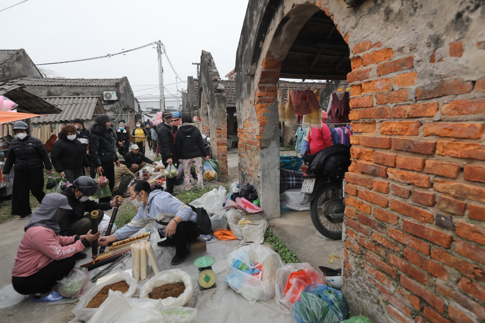 Người dân từ các địa phương khác như Hải Phòng, Thái Bình cũng đến đây để mua bán.. (Ảnh: Minh Quyết/TTXVN)