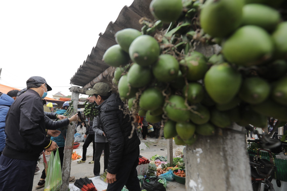 Nông sản được bày bán phong phú tại chợ Vé. (Ảnh: Minh Quyết/TTXVN)