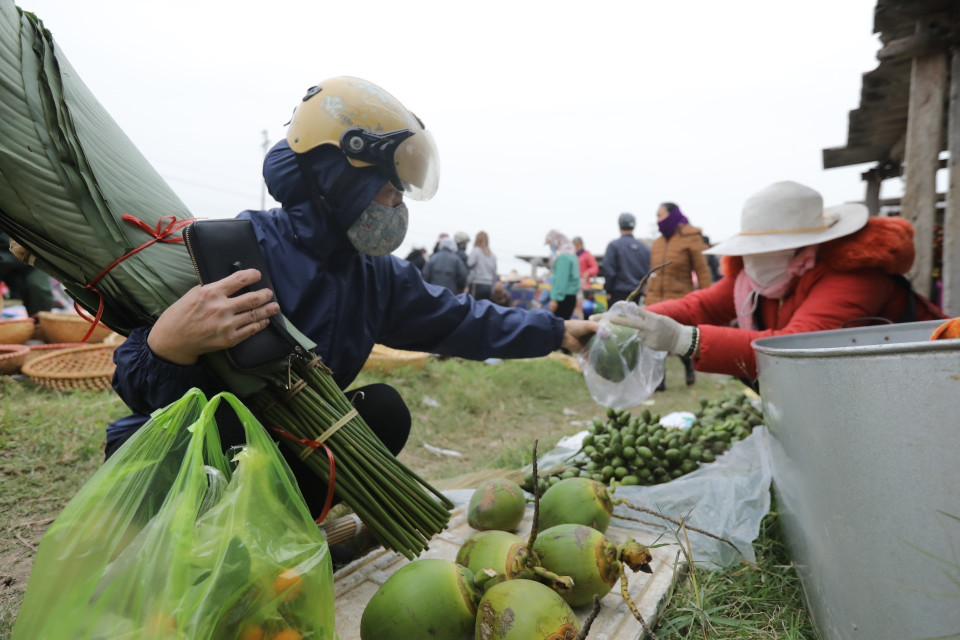 Các mặt hàng truyền thống được bày bán, phục vụ người dân chuẩn bị đón Tết. (Ảnh: Minh Quyết/TTXVN)