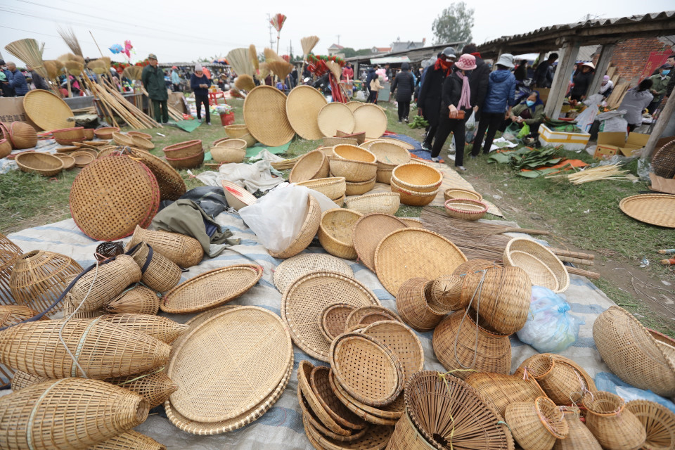 Những sản phẩm mây, tre đan được bày bán tại chợ Vé. (Ảnh: Minh Quyết/TTXVN)