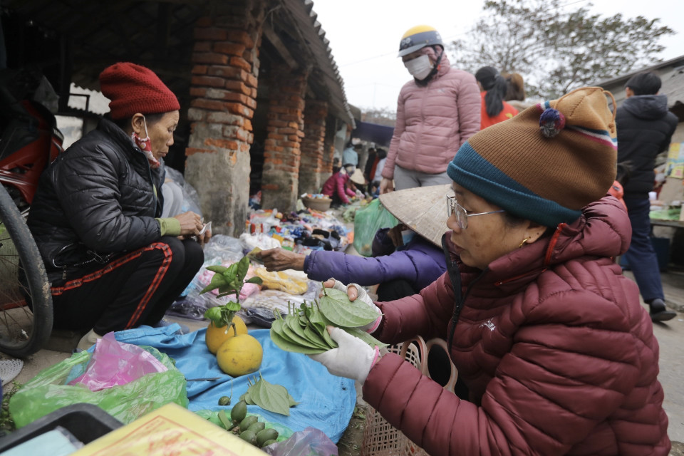 Người dân đi chợ mua sắm, chuẩn bị cho ngày Tết. (Ảnh: Minh Quyết/TTXVN)