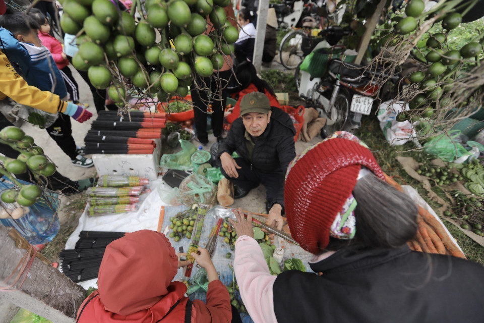 Đây là một trong số ít các chợ còn giữ được nét nguyên sơ của chợ làng quê Việt Nam. (Ảnh: Minh Quyết/TTXVN)
