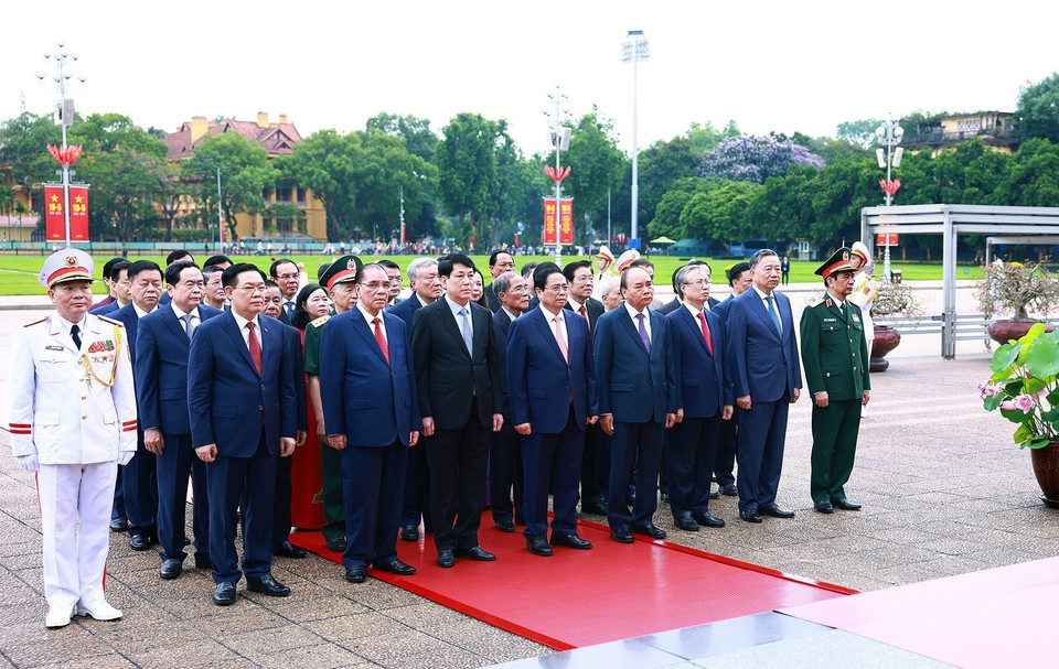 Đoàn đại biểu lãnh đạo, nguyên lãnh đạo Đảng, Nhà nước đặt vòng hoa và vào Lăng viếng Chủ tịch Hồ Chí Minh. (Ảnh: Dương Giang/TTXVN)