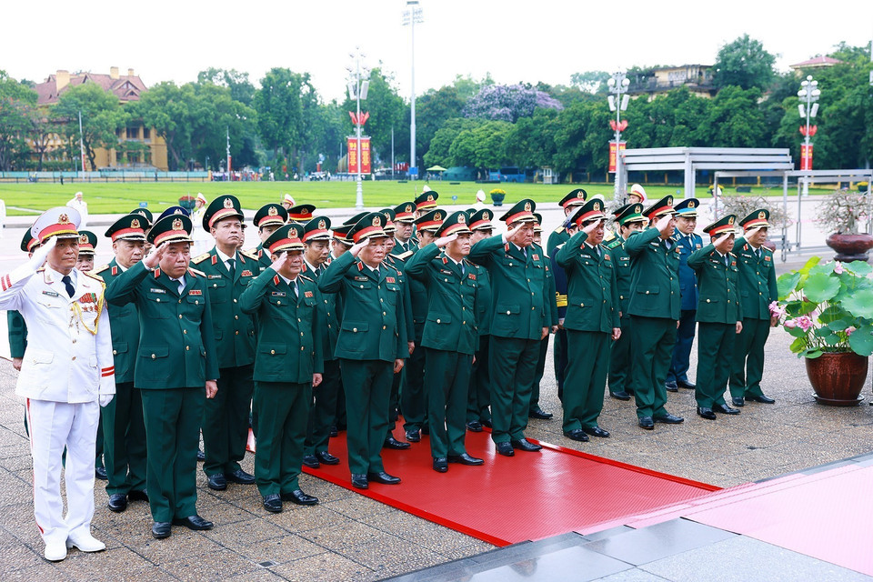 Đoàn đại biểu Quân ủy Trung ương - Bộ Quốc phòng vào Lăng viếng Chủ tịch Hồ Chí Minh. (Ảnh: Dương Giang/TTXVN)