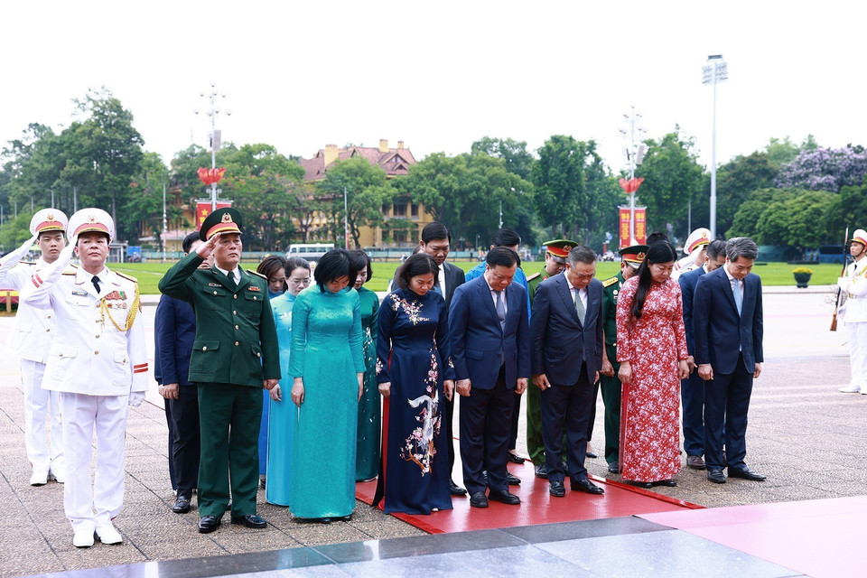 Đoàn đại biểu Thành ủy, Hội đồng Nhân dân, Ủy ban Nhân dân thành phố Hà Nội vào Lăng viếng Chủ tịch Hồ Chí Minh. (Ảnh: Dương Giang/TTXVN)