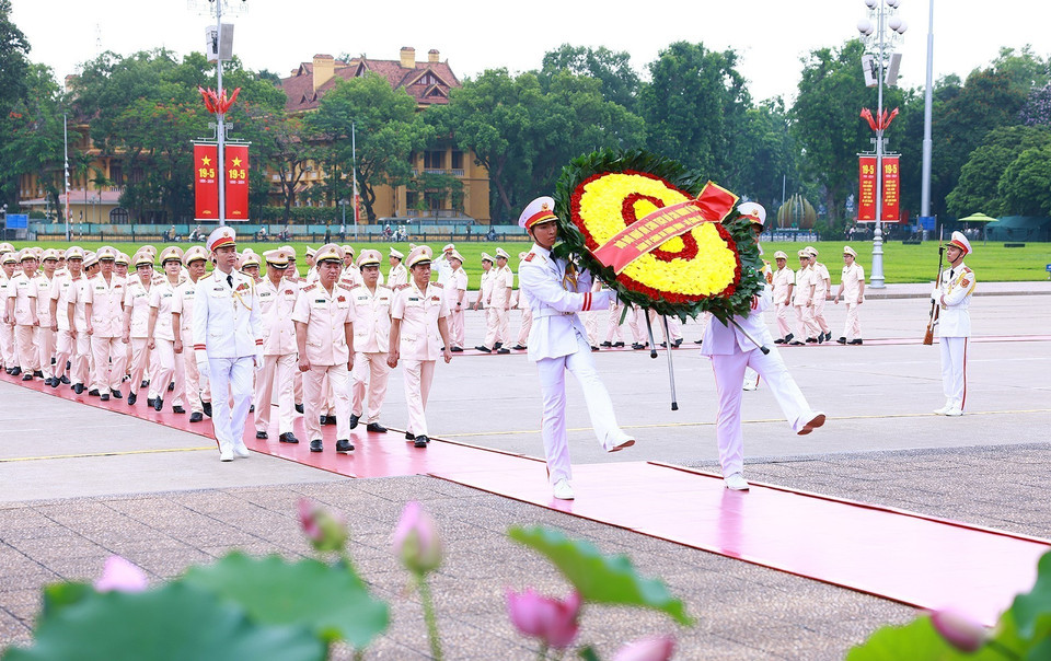 Đoàn đại biểu Đảng ủy Công an Trung ương - Bộ Công an vào Lăng viếng Chủ tịch Hồ Chí Minh. (Ảnh: Dương Giang/TTXVN)