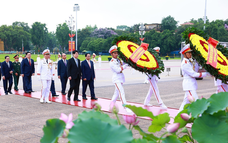 Đoàn đại biểu lãnh đạo, nguyên lãnh đạo Đảng, Nhà nước đặt vòng hoa và vào Lăng viếng Chủ tịch Hồ Chí Minh. (Ảnh: Dương Giang/TTXVN)