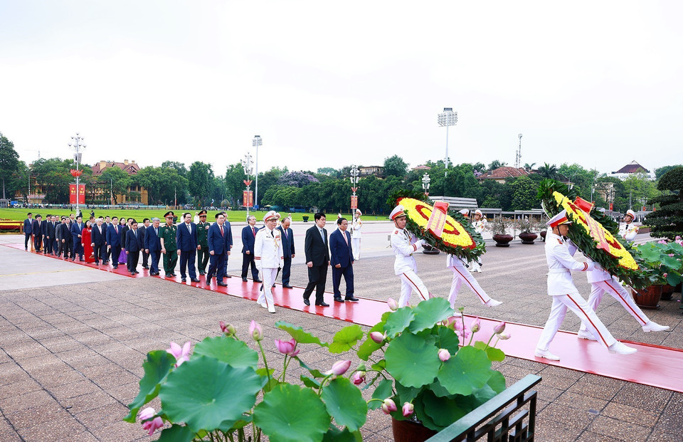 Đoàn đại biểu lãnh đạo, nguyên lãnh đạo Đảng, Nhà nước đặt vòng hoa và vào Lăng viếng Chủ tịch Hồ Chí Minh. (Ảnh: Dương Giang/TTXVN)