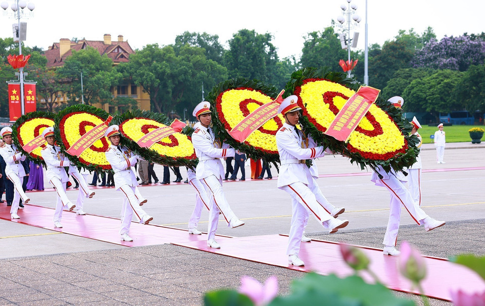 Đoàn đại biểu lãnh đạo, nguyên lãnh đạo Đảng, Nhà nước đặt vòng hoa và vào Lăng viếng Chủ tịch Hồ Chí Minh. (Ảnh: Dương Giang/TTXVN)