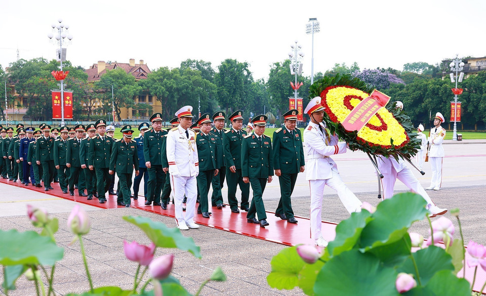 Đoàn đại biểu Quân ủy Trung ương - Bộ Quốc phòng vào Lăng viếng Chủ tịch Hồ Chí Minh. (Ảnh: Dương Giang/TTXVN)