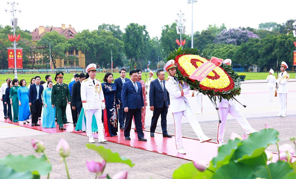 Đoàn đại biểu Thành ủy, Hội đồng Nhân dân, Ủy ban Nhân dân thành phố Hà Nội vào Lăng viếng Chủ tịch Hồ Chí Minh. (Ảnh: Dương Giang/TTXVN)