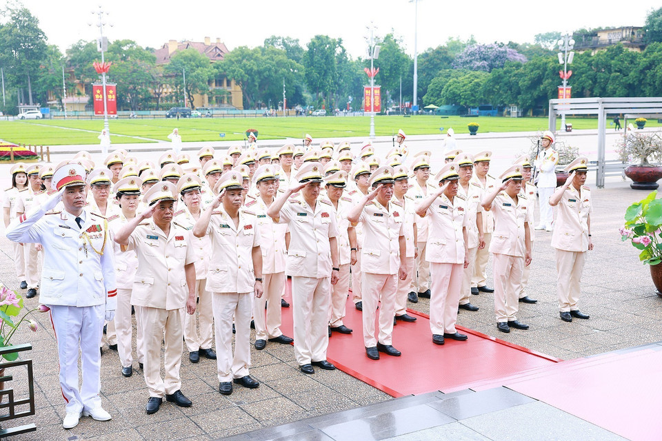 Đoàn đại biểu Đảng ủy Công an Trung ương - Bộ Công an vào Lăng viếng Chủ tịch Hồ Chí Minh. (Ảnh: Dương Giang/TTXVN)